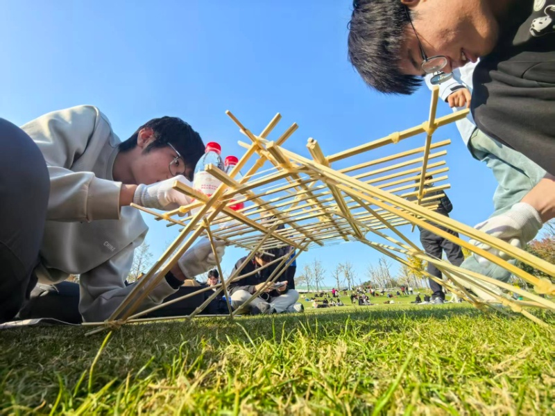 图2+团队协作搭建桥梁_resized.jpg