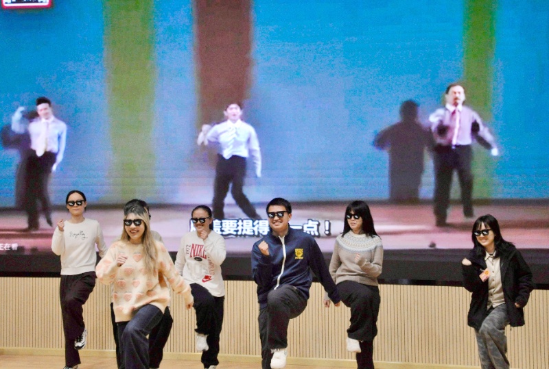 图五：部门表演_resized.jpg