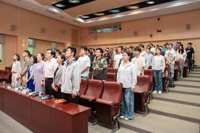 图2_奏唱国歌_resized.jpg