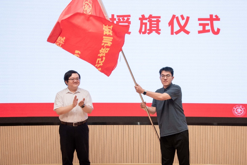 图5_夏唐斌老师授旗_resized.jpg